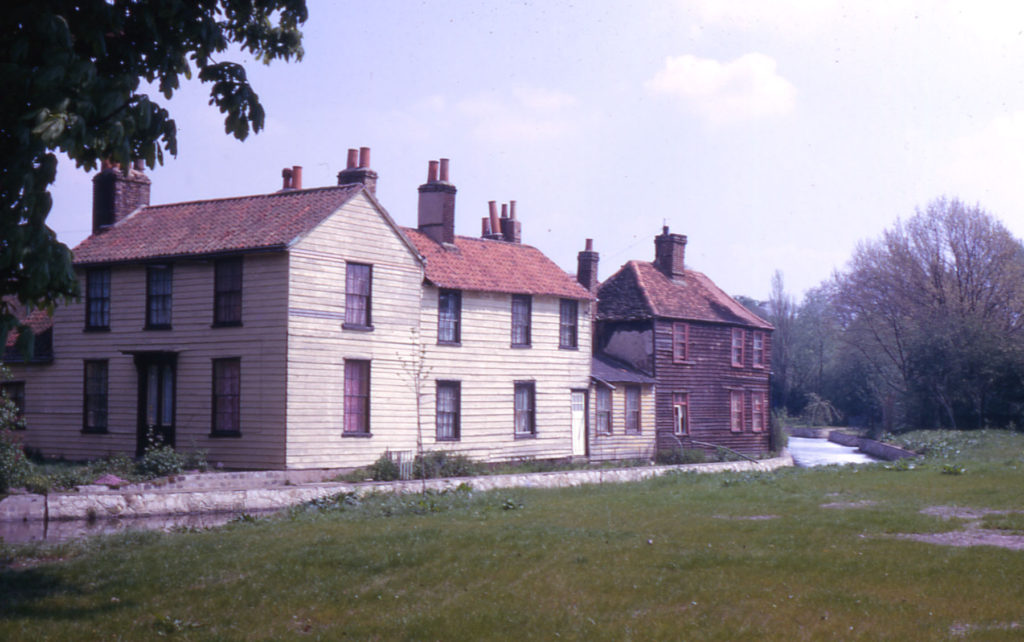 475 - 479 London Road, Mitcham, Surrey CR4. No. 475 (left) is later (about 1850s) than the other two. The south side. seen from Morden Meadow.