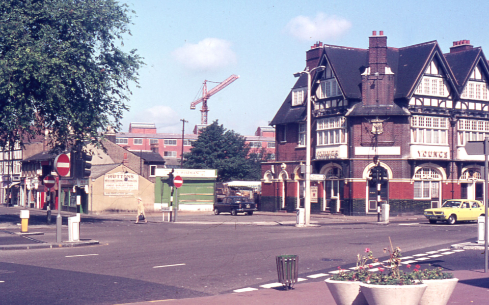 The Kings Arms & Huttons, Upper Green, Mitcham, Surrey CR4. The Kings Arms was re-built in 1900. replacing a smaller 18th century building. Huttons fish shop went by the 1980s. 