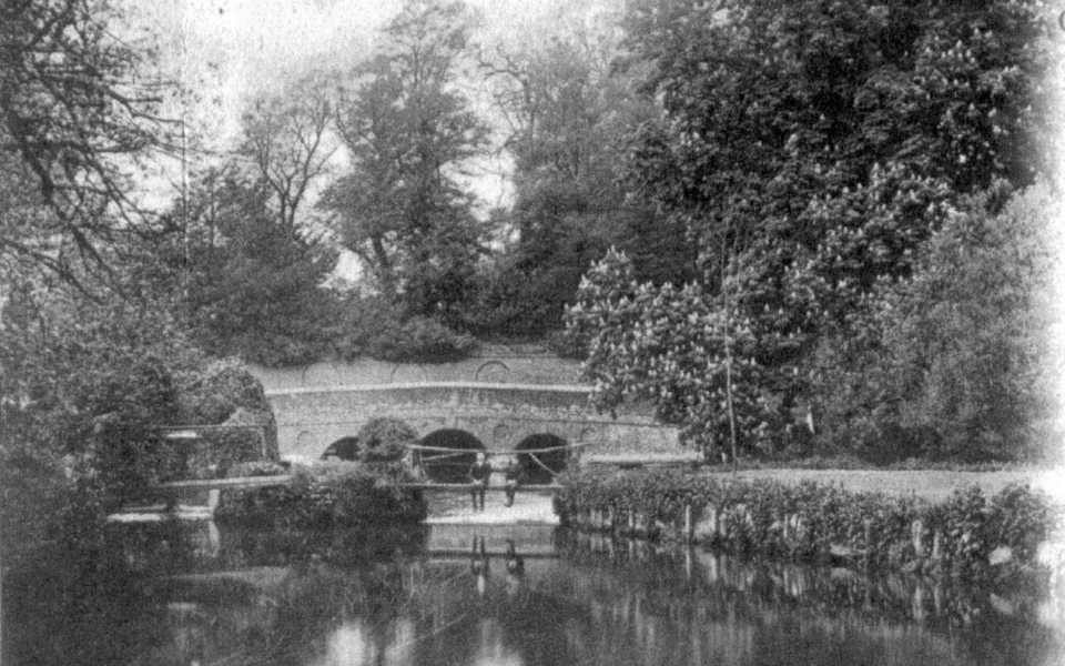 Mitcham Bridge. Undated postcard.