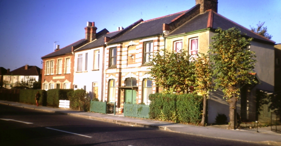 mhs_wjr_93_32 – 174-182 Grand Drive SW20 (10-1971)